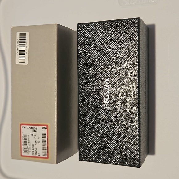 NWT Authentic Prada sunglasses with case and 2 cleaning cloth - Picture 5 of 9